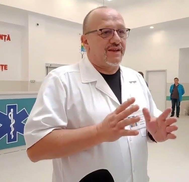 Bogdan Nica în halat, în spital