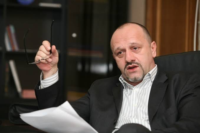Președinte al ANPC — în birou, cu dosarele zilei