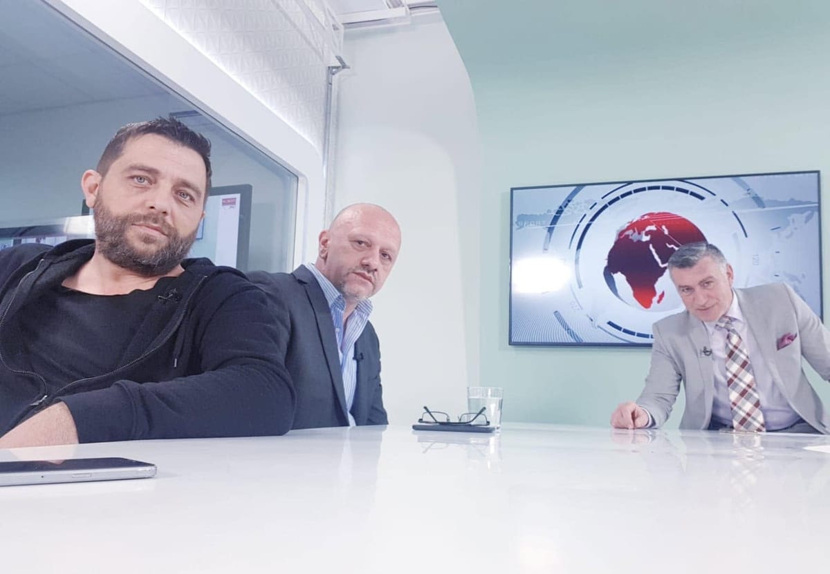 În platoul TV, între doi ziariști