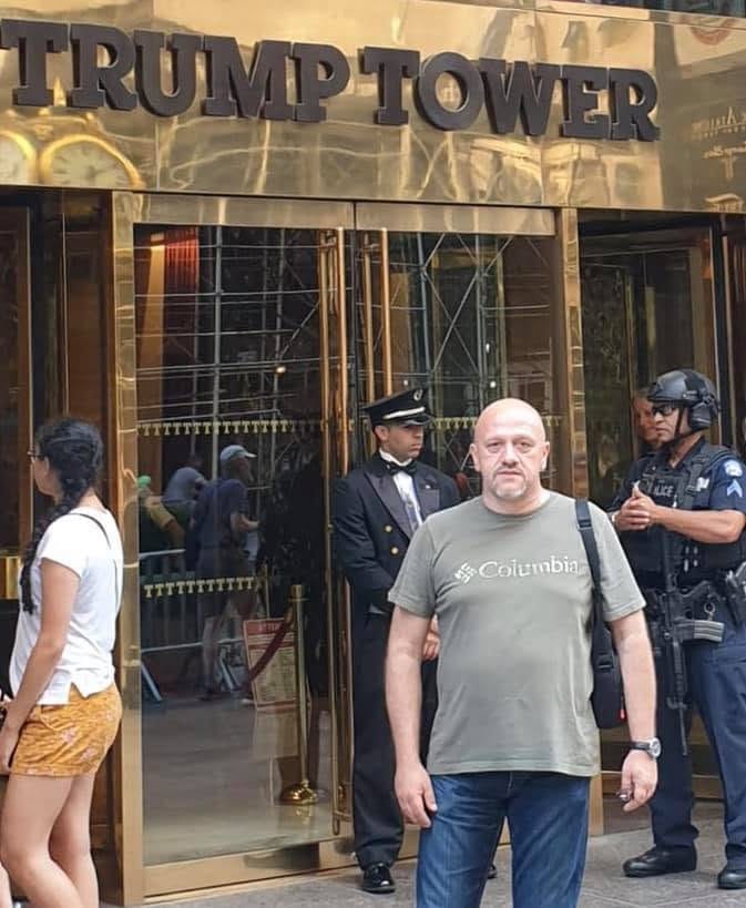 La Trump Tower, New York — în tricou, între gărzi